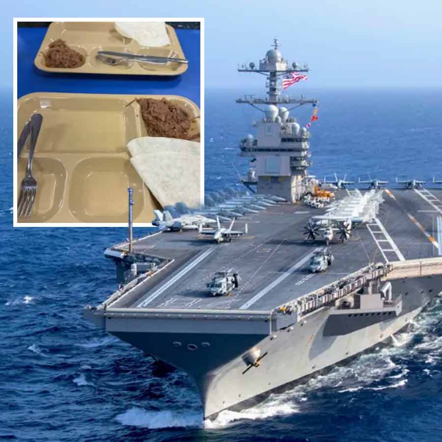 আমেরিকার যুদ্ধজাহাজ। (ইনসেটে) খাওয়ার প্লেটের সেই ছবি।