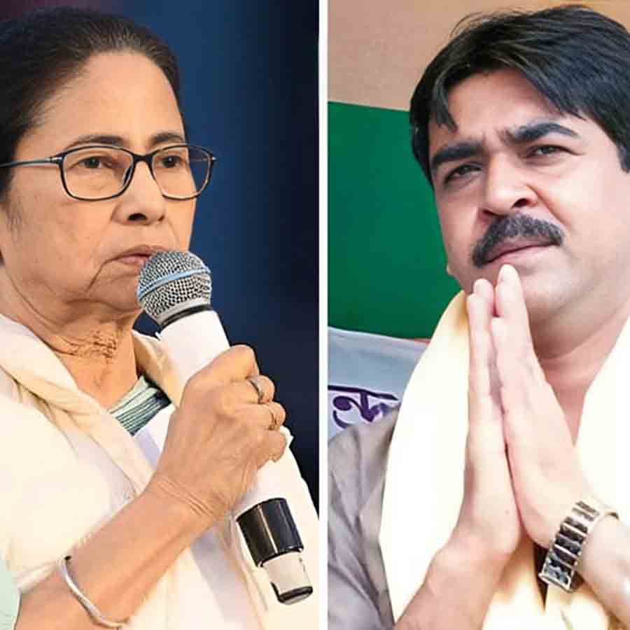 (বাঁ দিকে) মমতা বন্দ্যোপাধ্যায় এবং শওকাত মোল্লা (ডান দিকে)।