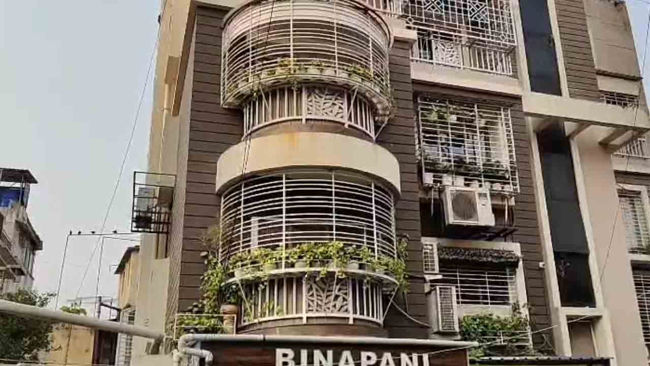 বালিগঞ্জে কলকাতা পুলিশের ডেপুটি কমিশনারের বাড়িতে ইডি তল্লাশি চালাচ্ছে। রবিবার সকালে।