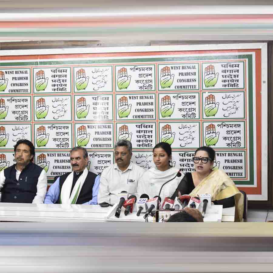 কলকাতায় হিমাচল প্রদশের মুখ্যমন্ত্রী সুখবিন্দর সিংহ সুখু (বাঁ দিক থেকে দ্বিতীয়)। বিধান ভবনে।