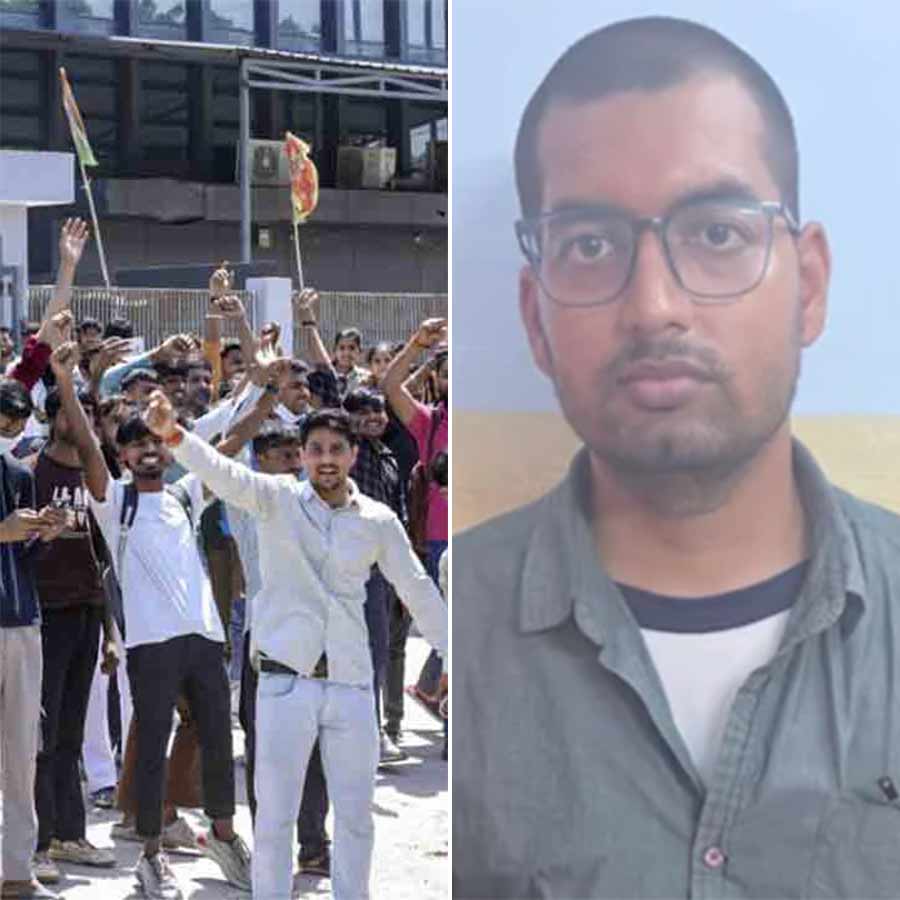 নয়ডার শ্রমিক বিক্ষোভের মূলচক্রী (ডান দিকে) গ্রেফতার। ছবি: সংগৃহীত।