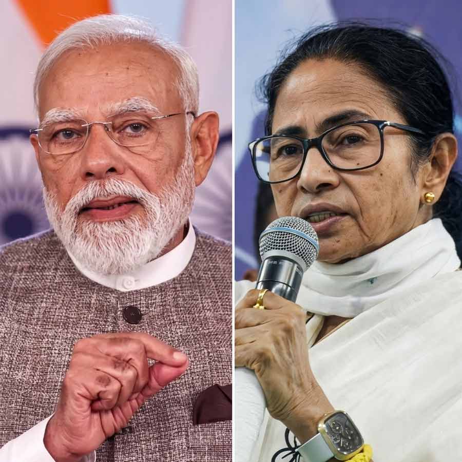 (বাঁ দিকে) নরেন্দ্র মোদী।  মমতা বন্দ্যোপাধ্যায় (ডান দিকে)।