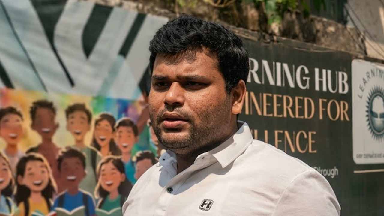 কলকাতার ডেপুটি পুলিশ কমিশনার শান্তনু সিংহ বিশ্বাসের পুত্রকে পার্ক স্ট্রিটে নিয়ে গিয়েছে ইডি।