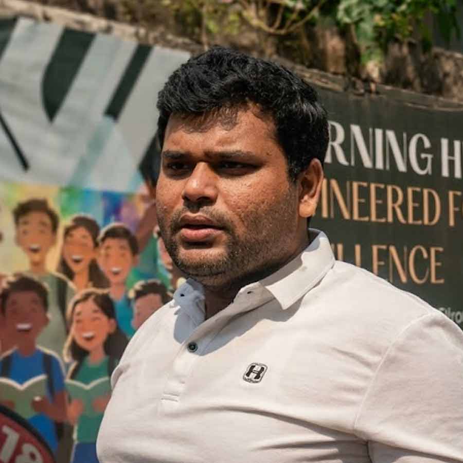 কলকাতার ডেপুটি পুলিশ কমিশনার শান্তনু সিংহ বিশ্বাসের পুত্রকে পার্ক স্ট্রিটে নিয়ে গিয়েছে ইডি।