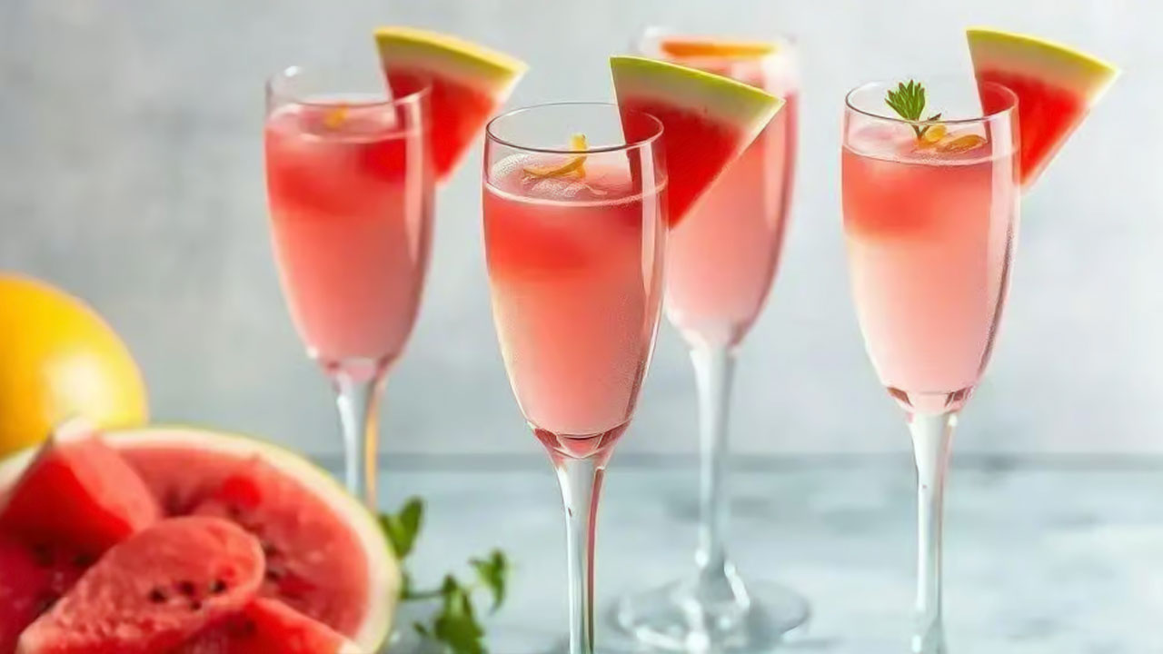 শুধু পানীয় নয়, তরমুজ দিয়ে বানাতে পারেন নানা রকম স্বাদের খাবার।