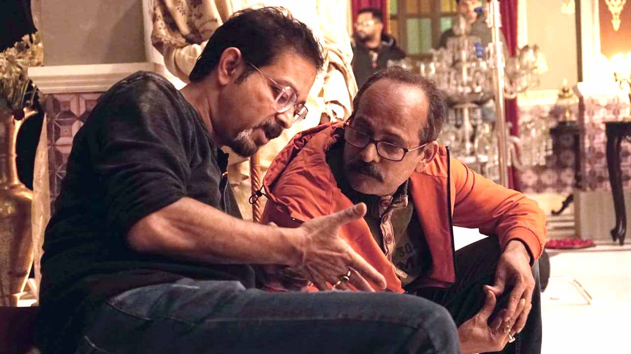 'সাজঘর' নিয়ে কথায় মগ্ন পরিচালক অঞ্জন কাঞ্জিলাল ও সহ পরিচালক টুটুল পাল।