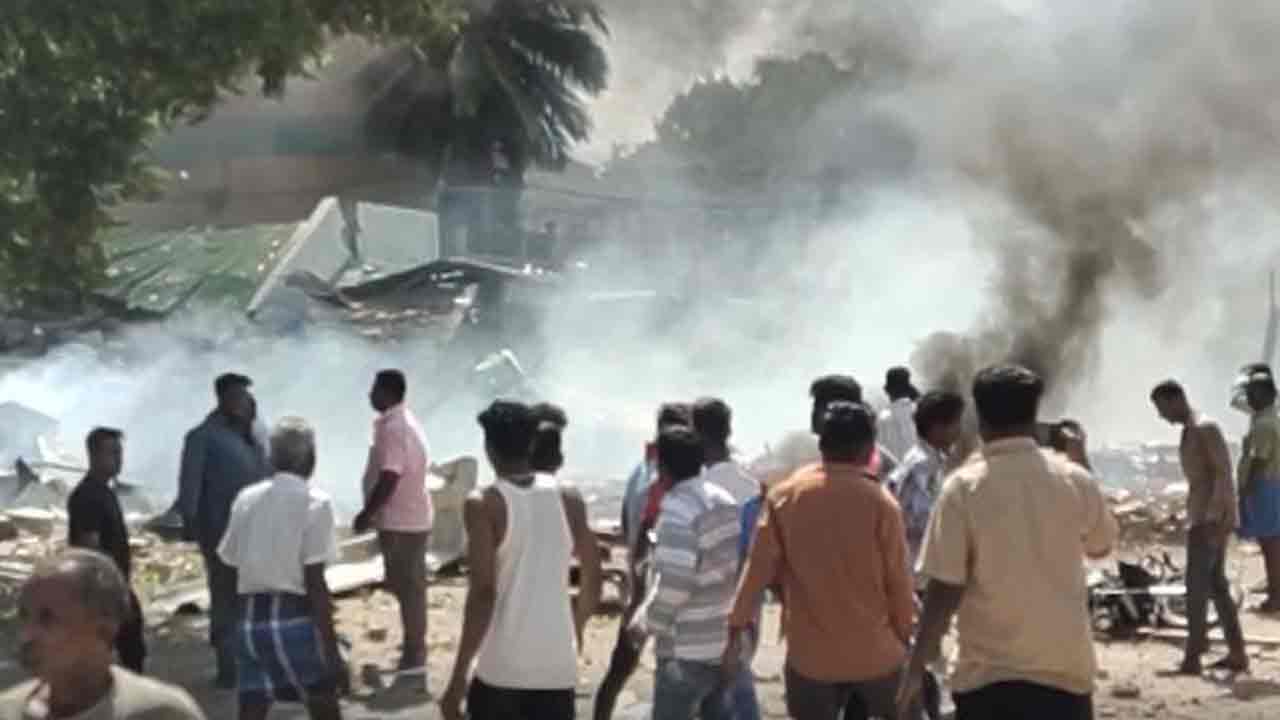 রবিবার দুপুরে বিস্ফোরণ হয় তামিলনাড়ুর বাজি কারখানায়।