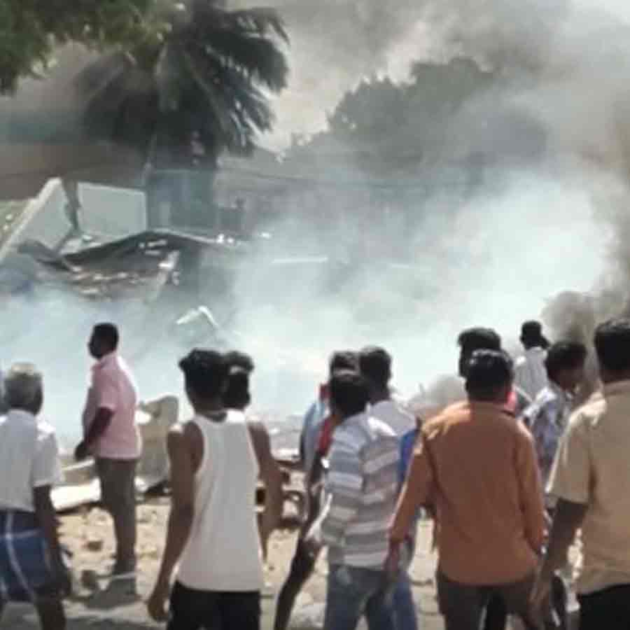 রবিবার দুপুরে বিস্ফোরণ হয় তামিলনাড়ুর বাজি কারখানায়।