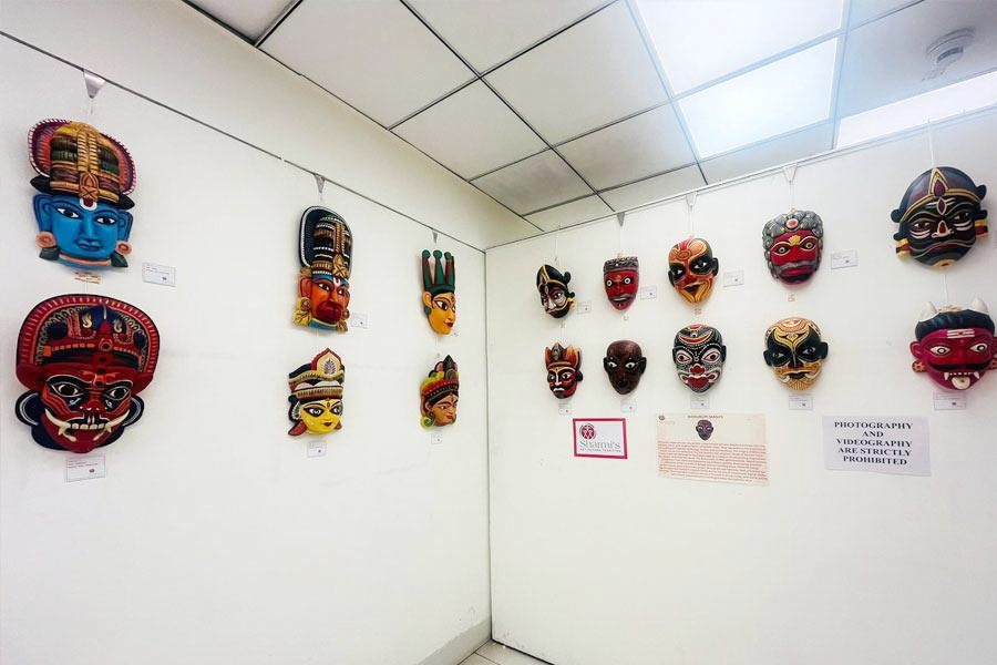 শিল্পী শর্মিলা সেনের উদ্যোগে আয়োজিত আর্ট বিয়ন্ড ট্র্যাডিশন নামক শিল্পপ্রদর্শনীর মূল বিষয় হল মুখোশ এবং তার নেপথ্যকাহিনি। 