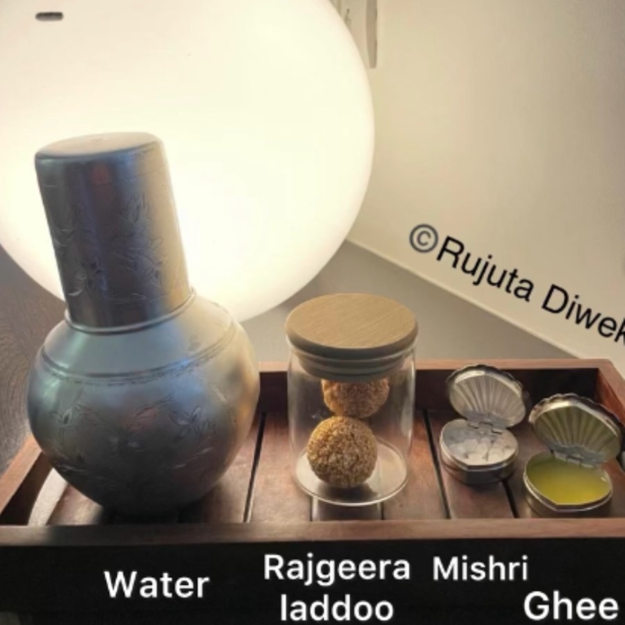 রুজুতা তাঁর বিছানার পাশে কী কী রাখেন?