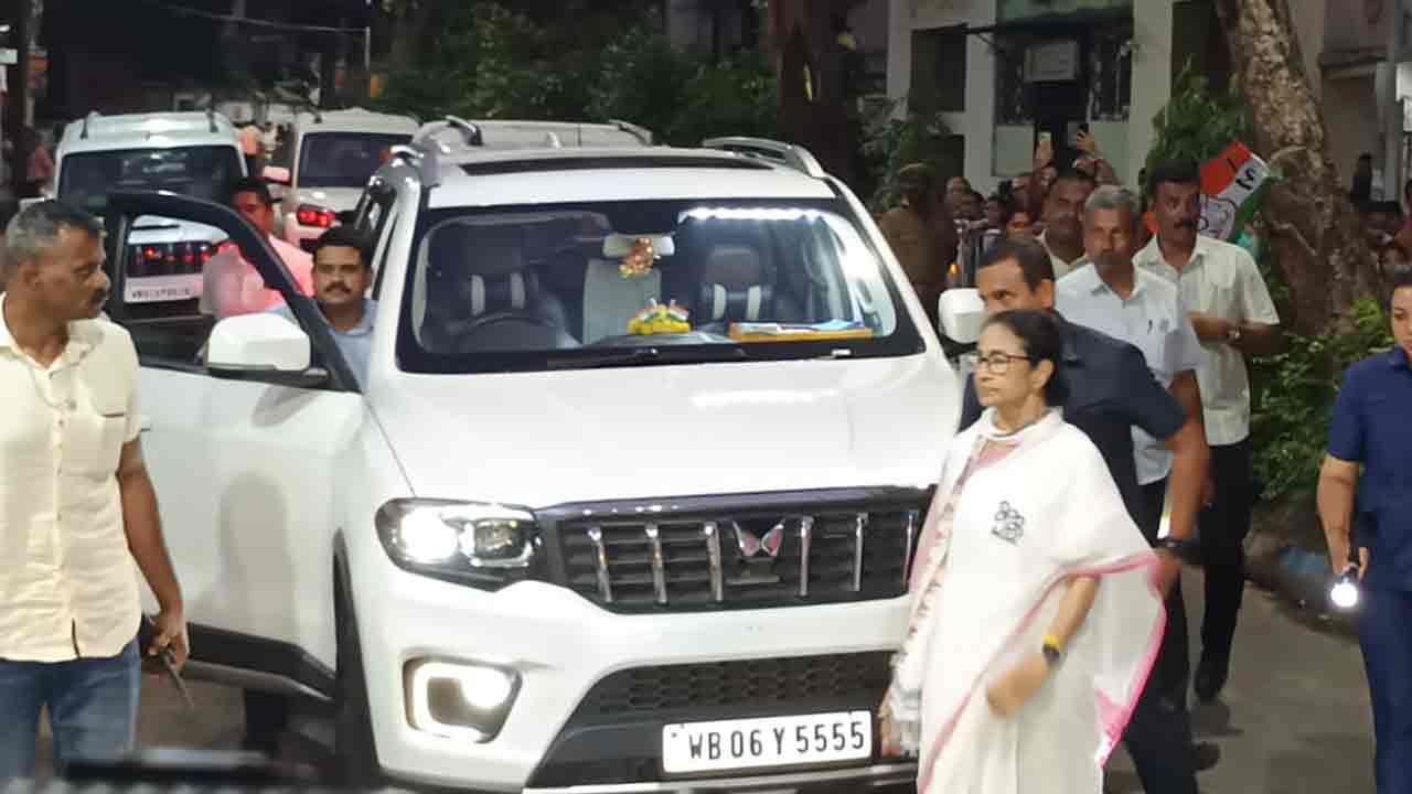 ভবানীপুরের কর্মসূচিতে যোগ দিতে যাওয়ার পথে মুখ্যমন্ত্রী মমতা বন্দ্যোপাধ্যায়। রবিবার।