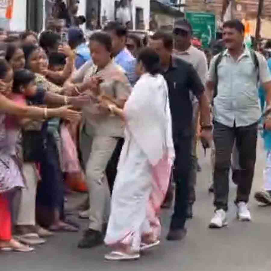 মমতা বন্দ্যোপাধ্যায়ের হাত টানার চেষ্টা উৎসাহীদের।