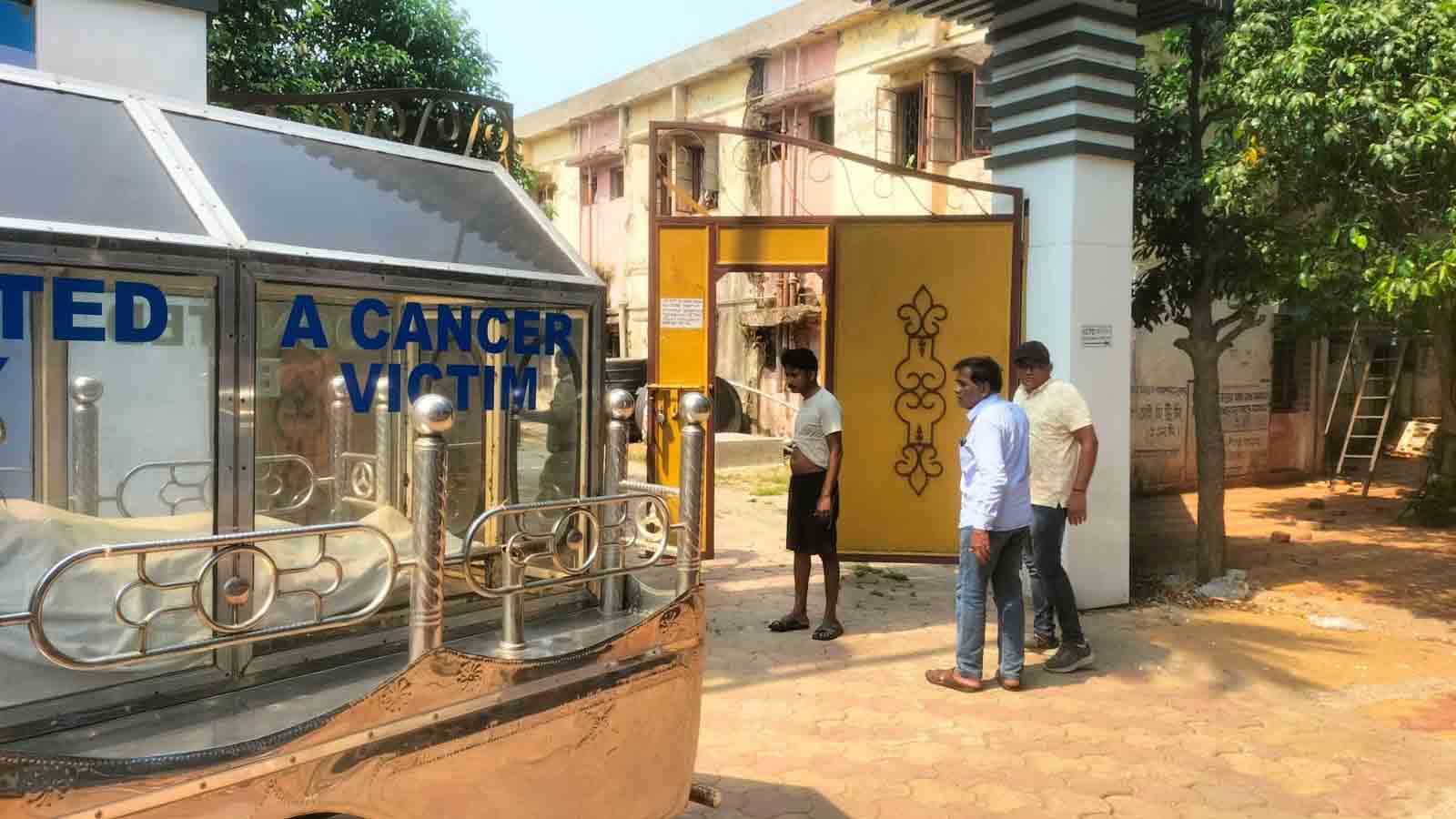 শববাহী যানে মৃতের দেহ। 