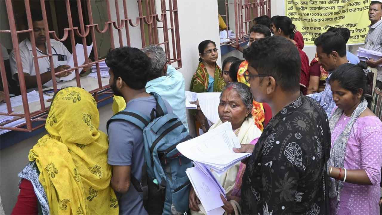 ক্লিষ্ট: এসআইআর-কোপে পড়ে কাগজ-সহ অপেক্ষমাণ ভিড়, রানাঘাট, ৮ এপ্রিল।