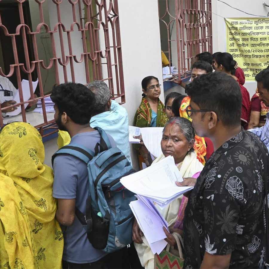 ক্লিষ্ট: এসআইআর-কোপে পড়ে কাগজ-সহ অপেক্ষমাণ ভিড়, রানাঘাট, ৮ এপ্রিল।