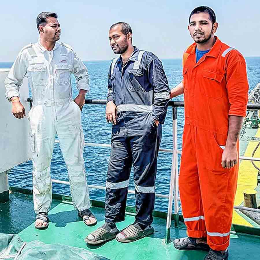 বন্দরে দাঁড়িয়ে থাকা জাহাজে রাহুল পল্লি, মহম্মদ সাইদুল্লা শেখ, অরবিন্দ ঘোষ।