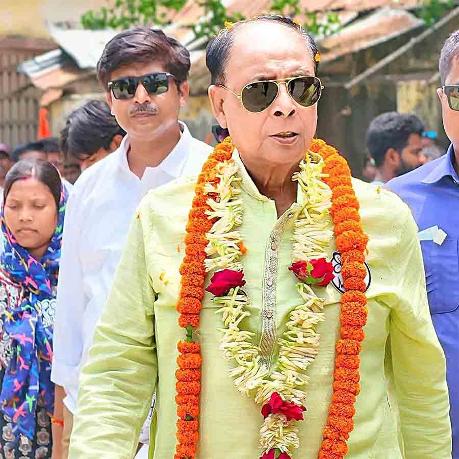 হরিরামপুরে তৃণমূল প্রার্থী বিপ্লব মিত্র।