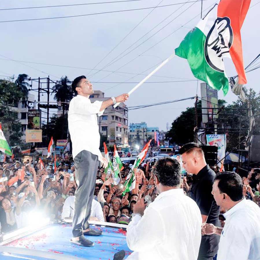 প্রচার: পানিহাটিতে রোড শো অভিষেক বন্দ্যোপাধ্যায়ের। রবিবার।