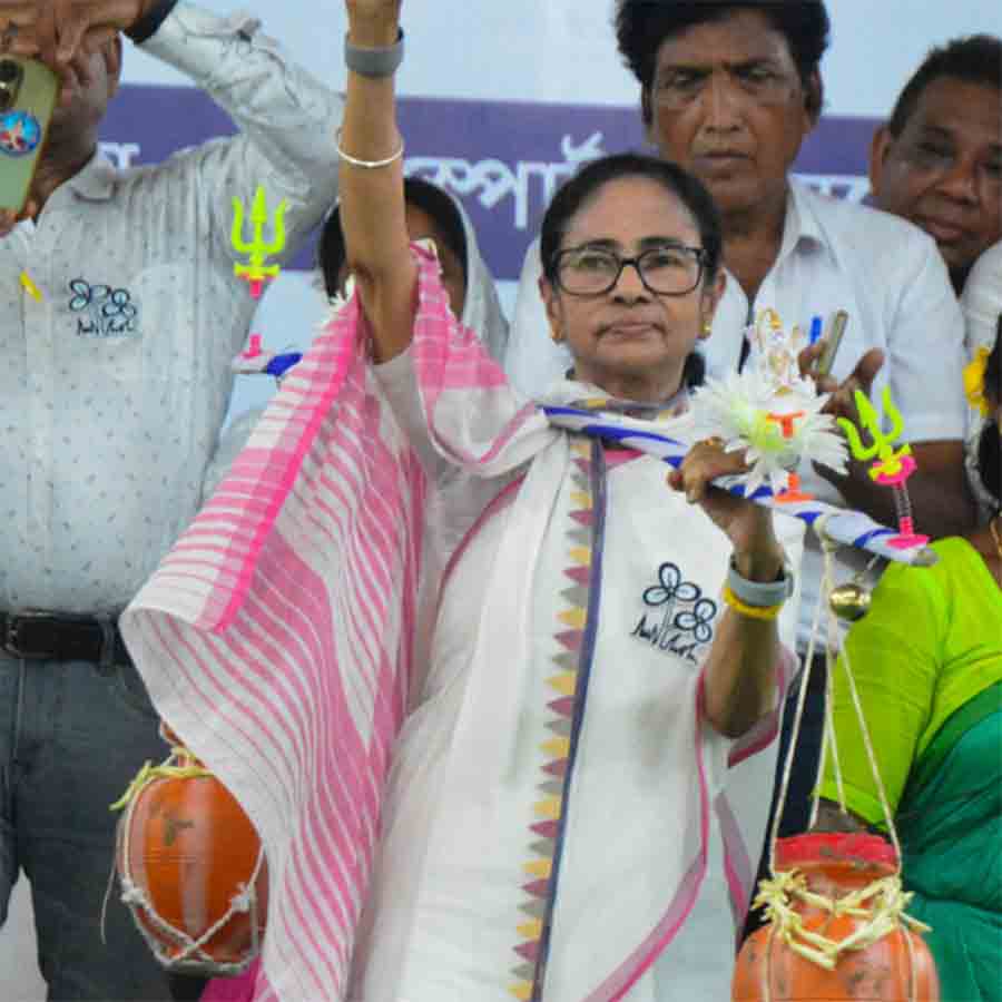 নির্বাচনী প্রচারে তৃণমূল নেত্রী মমতা বন্দ্যোপাধ্যায়। রবিবার দুপুরে তারকেশ্বরের পূর্ব রামনগরে বিবেকানন্দ