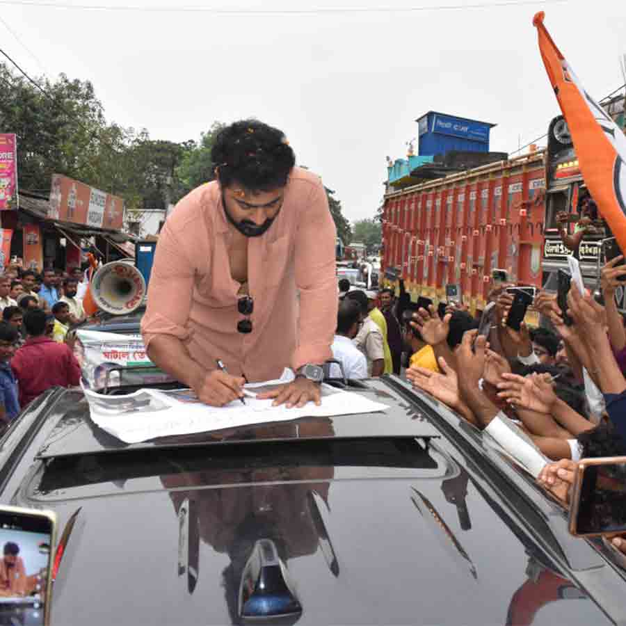 তৃণমূল প্রার্থী শ্যামলী সর্দারের সমর্থনে রোড শোতে দেব। ঘাটালের রাধানগরে।