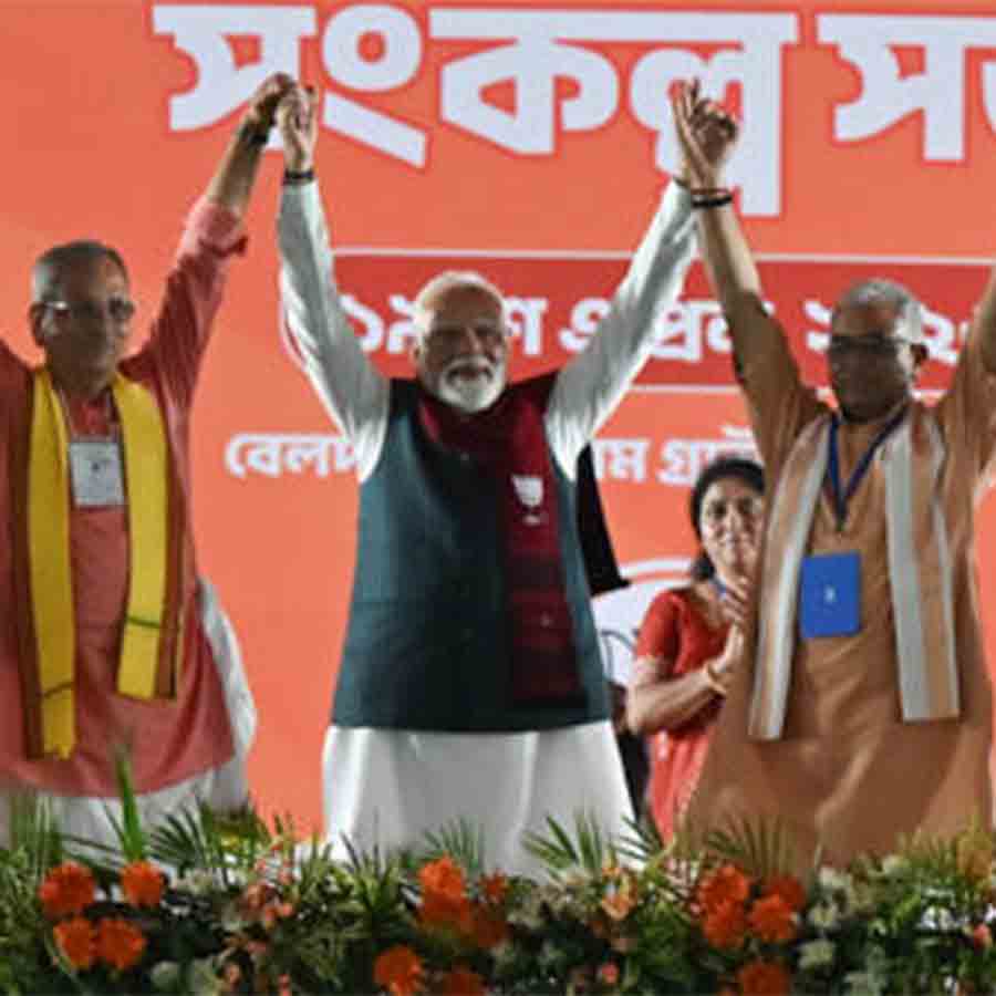 বেলদায় জনসভায় দলীয় প্রার্থীদের সঙ্গে নরেন্দ্র মোদী।