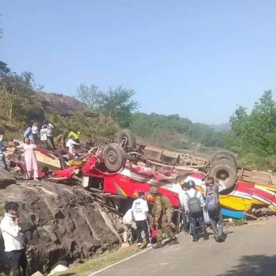 দুর্ঘটনাগ্রস্ত সেই বাস। ছবি: সংগৃহীত।
