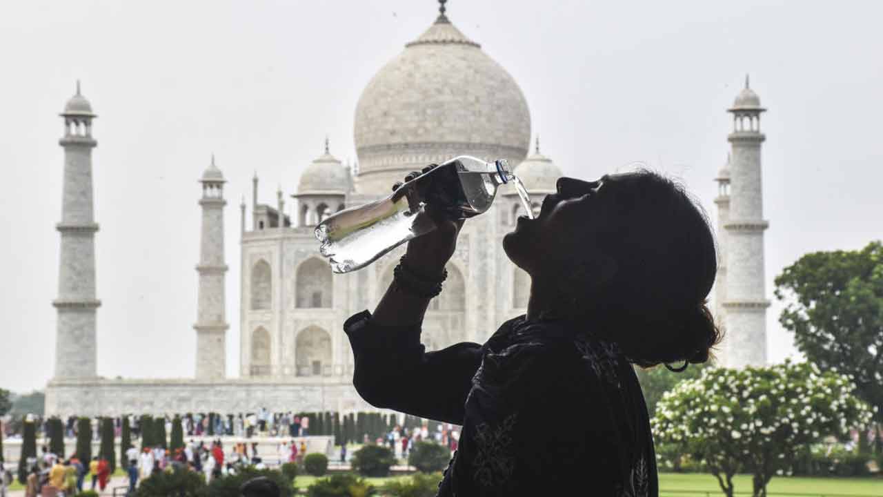 প্রবল গরমে হাঁসফাঁস করছে উত্তরপ্রদেশ। ছবি: পিটিআই।