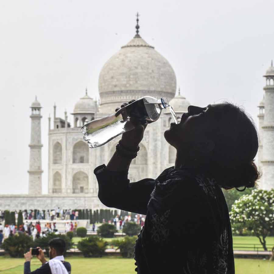 প্রবল গরমে হাঁসফাঁস করছে উত্তরপ্রদেশ। ছবি: পিটিআই।