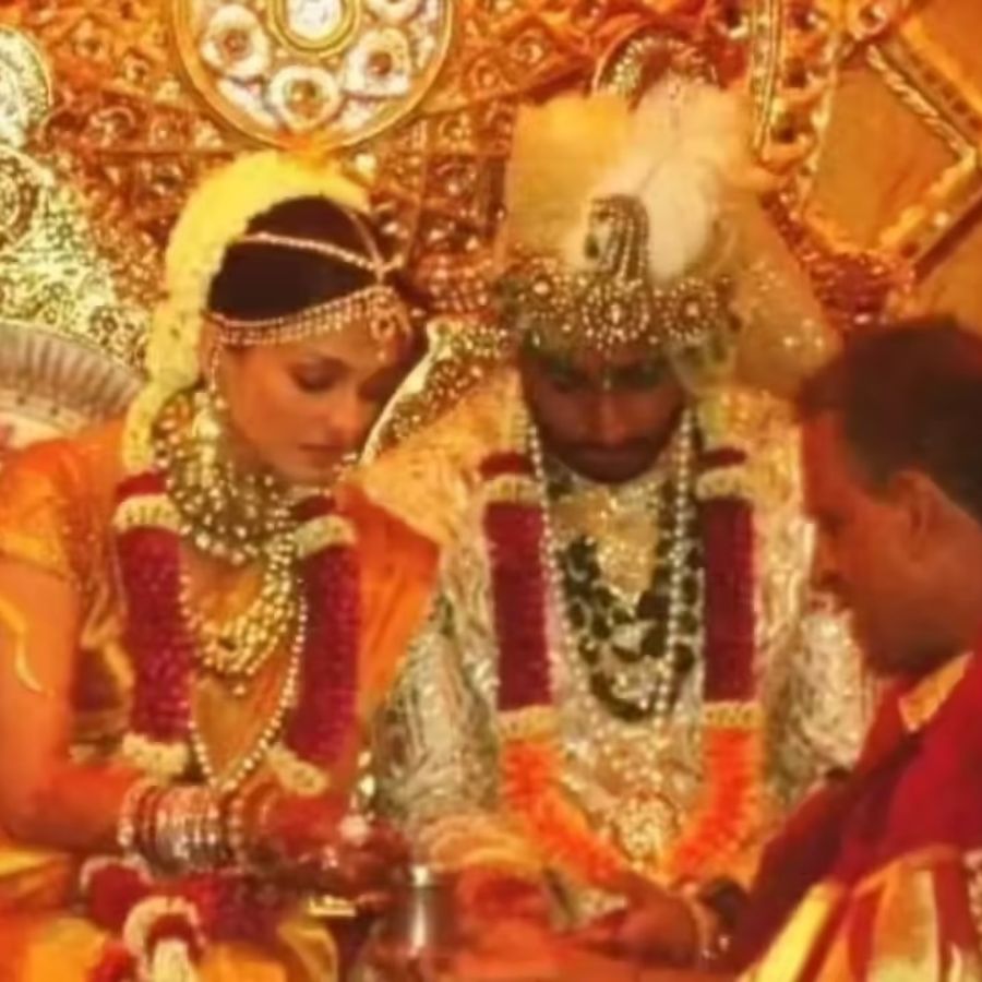 নীতা লুল্লার ডিজ়াইন করা শাড়িতে বিয়ের পিঁড়িতে ঐশ্বর্যা । পাশে স্বামী অভিষেক। 