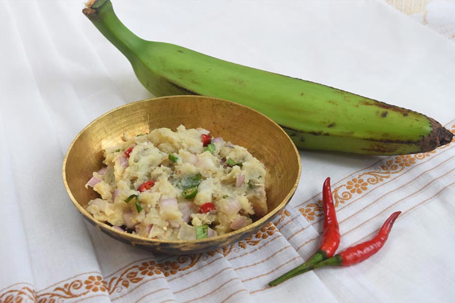 কাচকলা দিয়ে তৈরি করুন পিতিকা। জিনিসটি খানিকটা বাঙালির ভর্তার মতো।