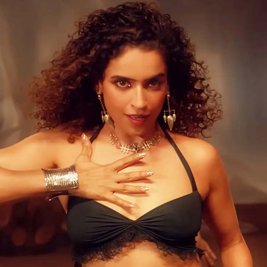 সান্য নাচের দৃশ্যে।