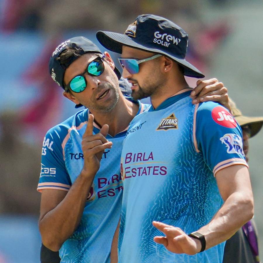 (বাঁ দিকে) গুজরাত টাইটান্স কোচ আশিস নেহরা এবং অশোক শর্মা (ডান দিকে)।