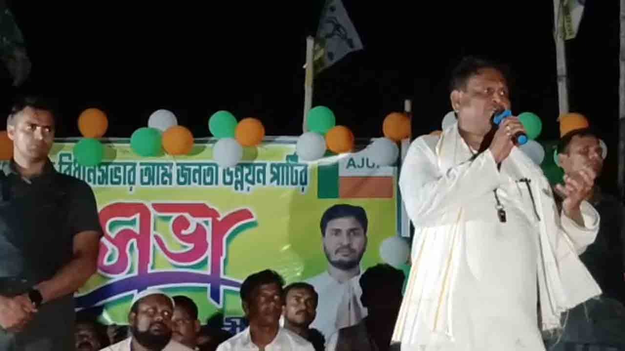 কান্দিতে প্রচারে হুমায়ুন কবীর।