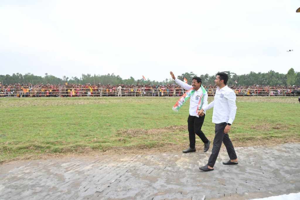 দলের সর্বভারতীয় সাধারণ সম্পাদক অভিষেক বন্দ্যোপাধ্যায়ের সঙ্গে নন্দীগ্রামের তৃণমূল প্রার্থী পবিত্র কর।