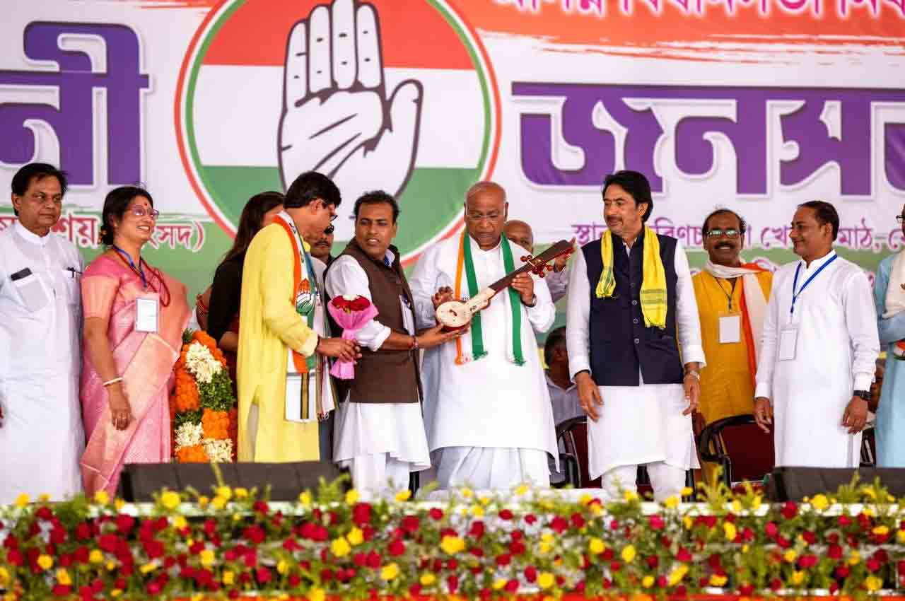 কোচবিহারে নির্বাচনী সমাবেশে কংগ্রেসের সর্বভারতীয় সভাপতি মল্লিকার্জুন খড়্গে।