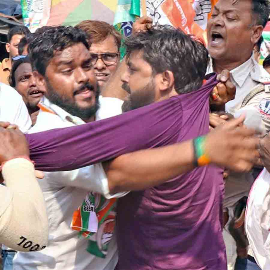 কুলটিতে কংগ্রেসের বিক্ষোভে পুলিশের সঙ্গে ধস্তাধস্তি।