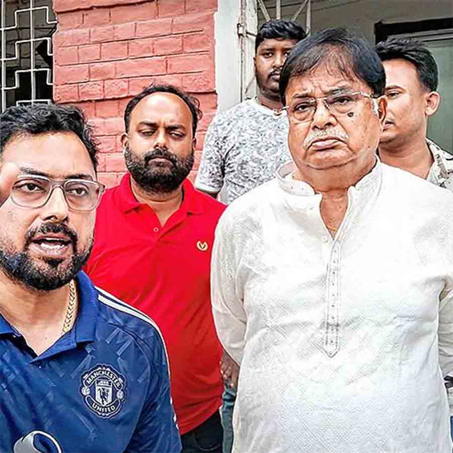 মহকুমা নির্বাচনী আধিকারিকের কাছে অভিযোগ জানানোর পরে সাংবাদিকদের মুখোমুখি উদয়ন গুহ।