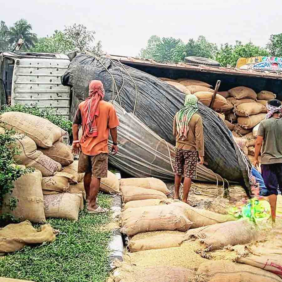মহাদেবপুরে দুর্ঘটনাগ্রস্ত শিলিগুড়িগামী ধানের ট্রাক ।