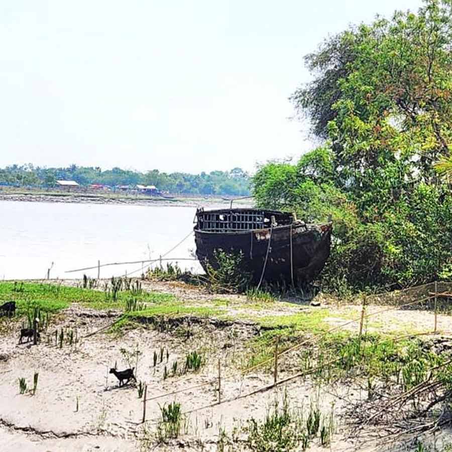 ইছামতীর ও-পারে নজরে আসছে বাংলাদেশ। হিঙ্গলগঞ্জে।