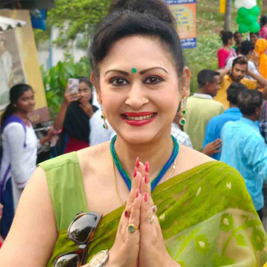 মহিষাদলে তৃণমূল প্রার্থীর সমর্থনে অভিনেত্রী ইন্দ্রাণী হালদার।