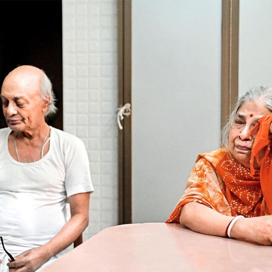 নিঃস্ব: কাশ্মীরের পহেলগামে জঙ্গি হামলায় নিহত বিতান অধিকারীর বাবা-মা। বেহালার বাড়িতে। সোমবার।