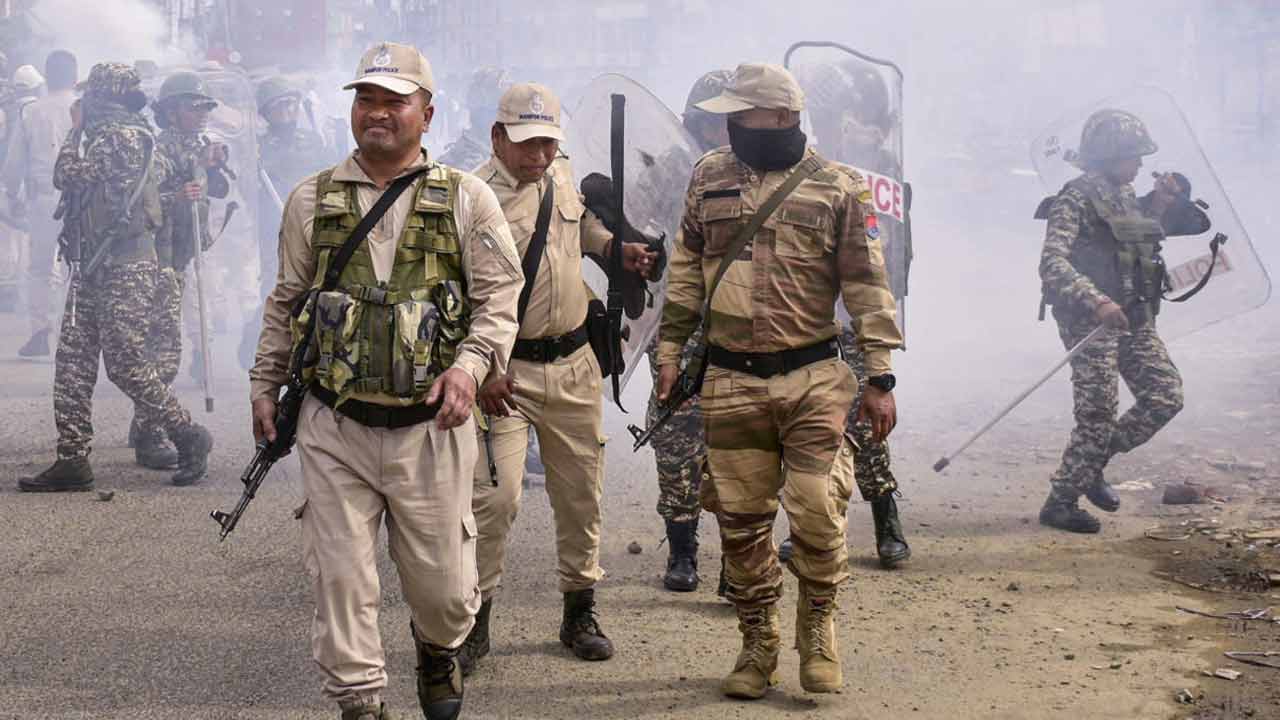 মণিপুরে নিরাপত্তা বাহিনীর টহল।