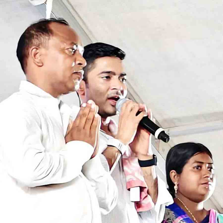 ঘাটাল ও চন্দ্রকোনার দলীয় প্রার্থীর সঙ্গে অভিষেক বন্দ্যোপাধ্যায়। চন্দ্রকোনার সভায়।