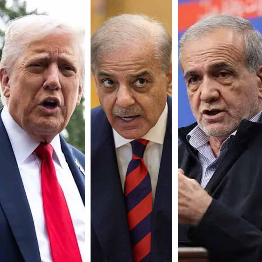 (বাঁ দিকে) মার্কিন প্রেসিডেন্ট ডোনাল্ড ট্রাম্প, পাকিস্তানের প্রধানমন্ত্রী শাহবাজ় শরিফ এবং ইরানের প্রেসিডেন্ট মাসুদ পেজ়েশকিয়ান।