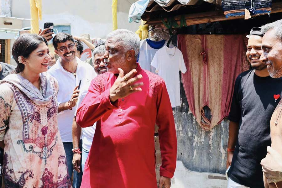 ছোট থেকেই বাবা দেবাশিস কুমারের সঙ্গে প্রচারে বেরোতে অভ্যস্ত দেবলীনা কুমার।