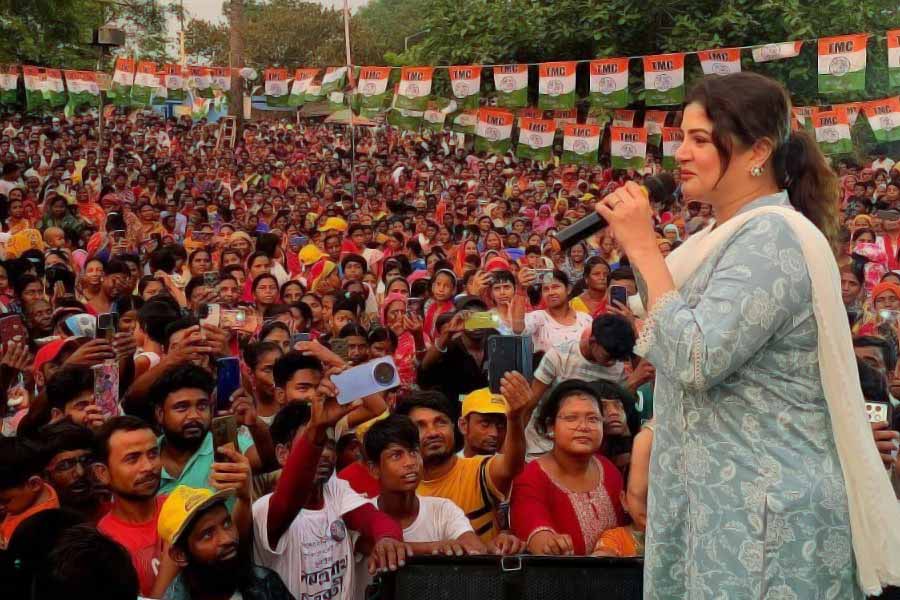 নির্বাচনী প্রচারে সাধারণের মাঝে শ্রাবন্তী চট্টোপাধ্যায়। 