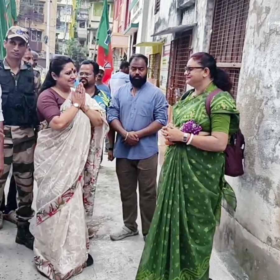 ধারাবাহিকের শুটিংয়ের মাঝেও প্রচারে ব্যস্ত অঞ্জনা বসু। 