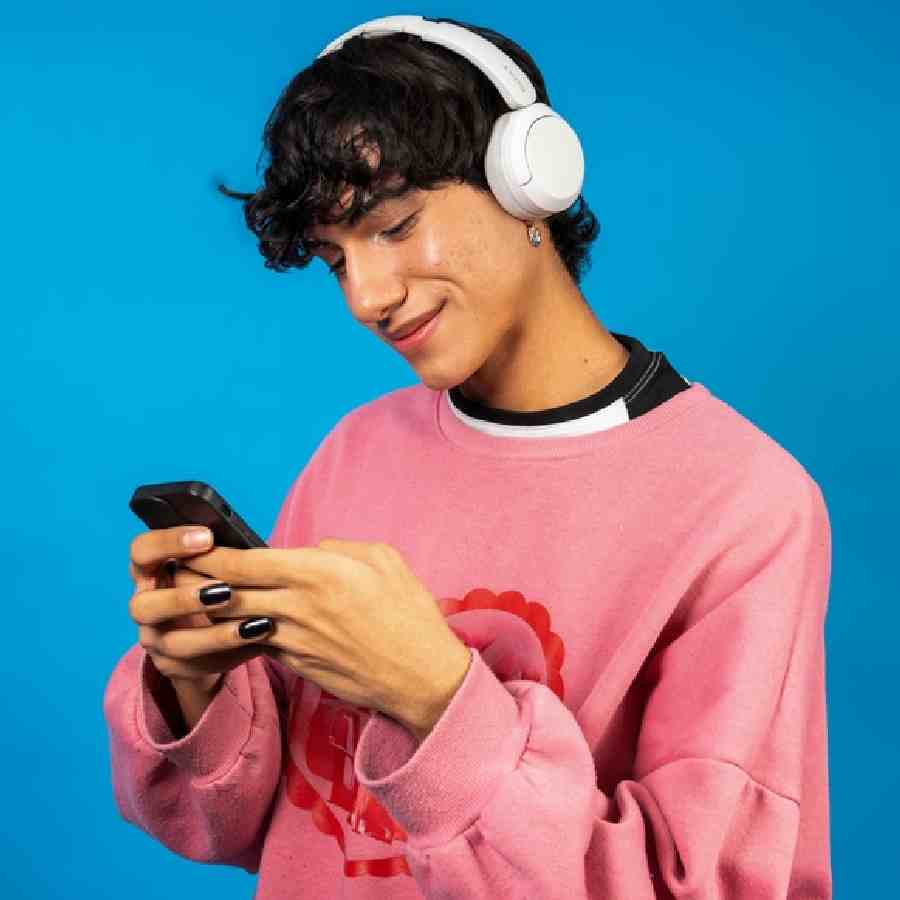 হেডফোন ব্যবহারের নিয়মগুলি আদৌ মানছেন তো?