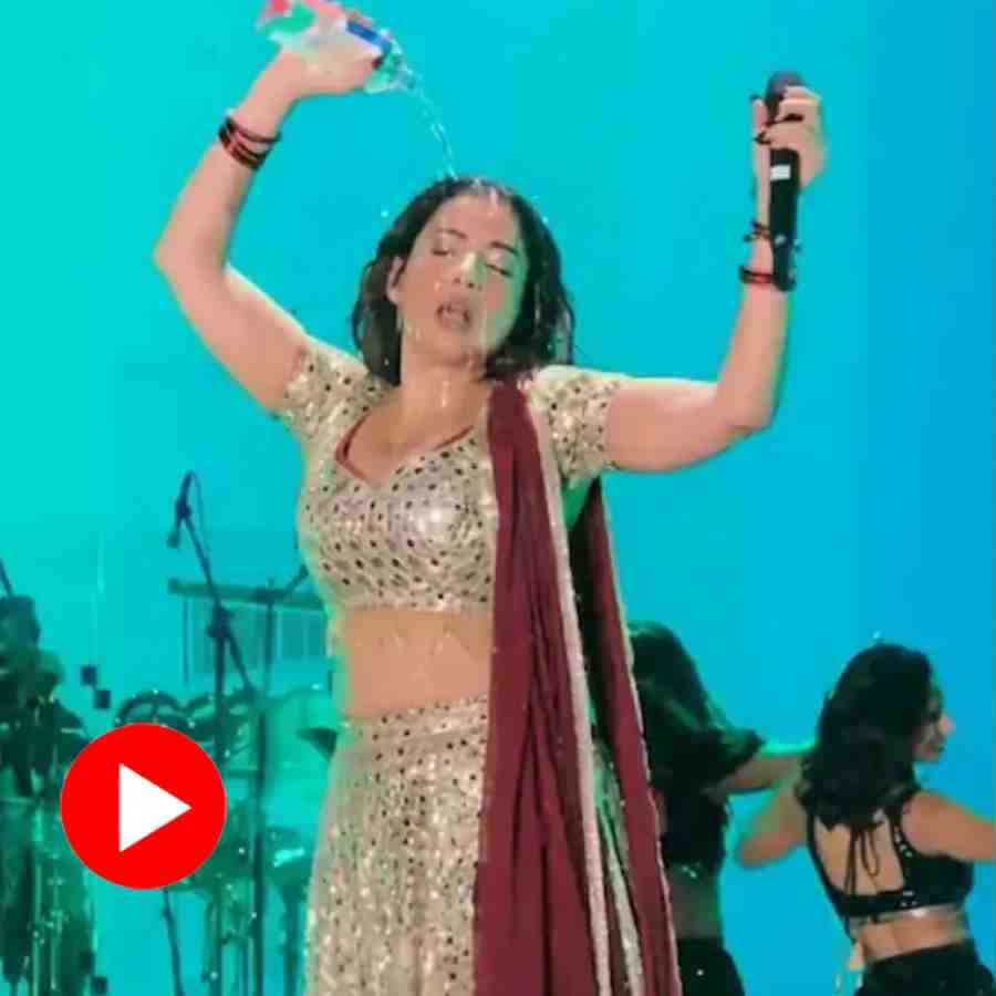 Video ‘Dhurandhar’ Singer Jasmine Sandlas Pours Water On Herself Mid-Performance in Ahmedabad dgtl