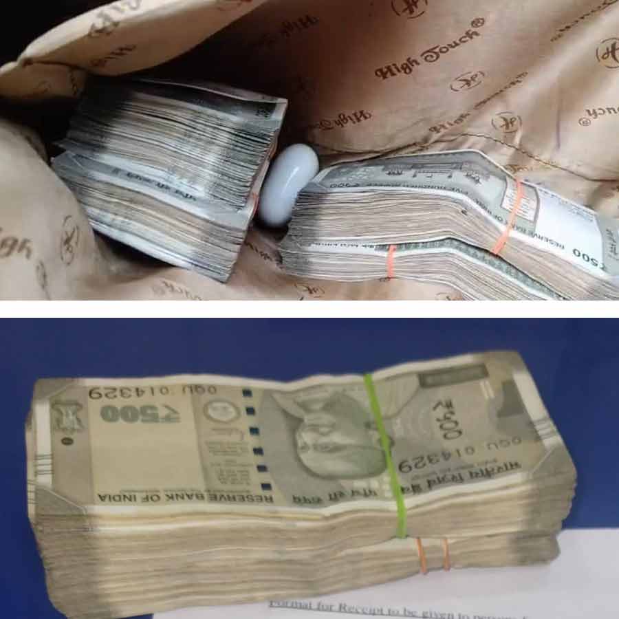 Ahead of election Police recover money and weapons in various parts of Kolkata, arrest four trouble makers